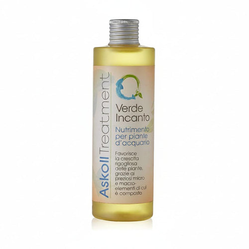 A bottle of Askoll Treatment Verde Incanto nutrient for aquatic plants, featuring a pale pink label with green and blue accents, filled with yellowish liquid and topped with a silver cap, on a white background.